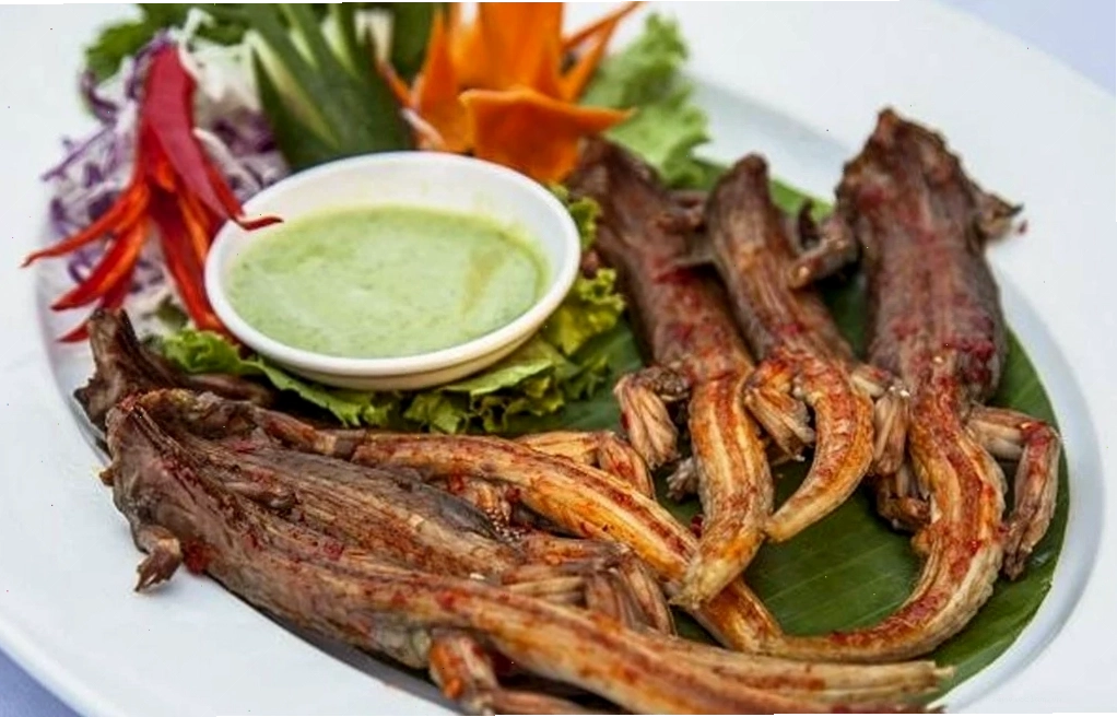 Hải sản tươi ngon là một trong những đặc sản hấp dẫn tại biển Khe Hai