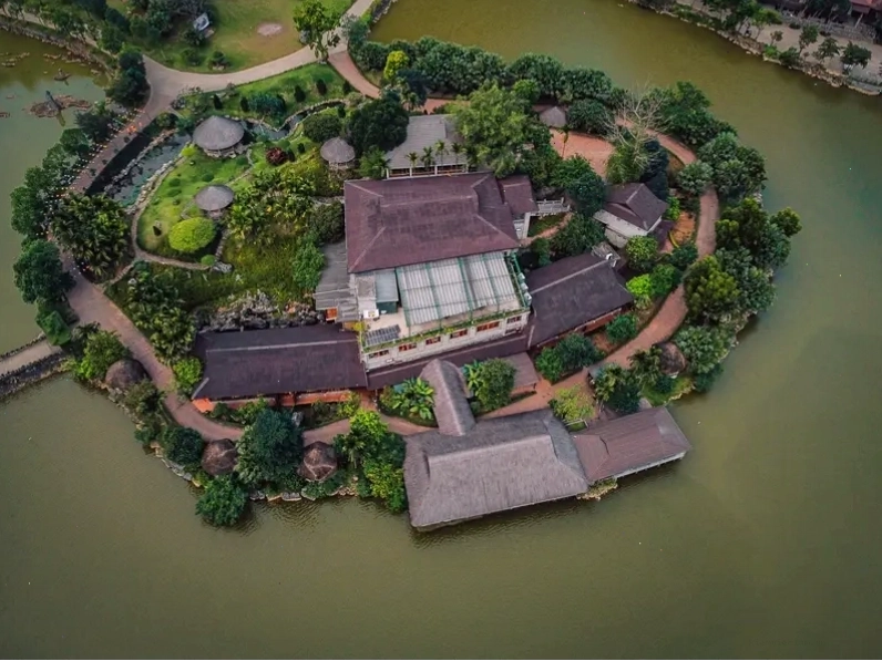 Hàng ngàn chú chim bay về tổ tại Vườn chim Thung Nham lúc hoàng hôn