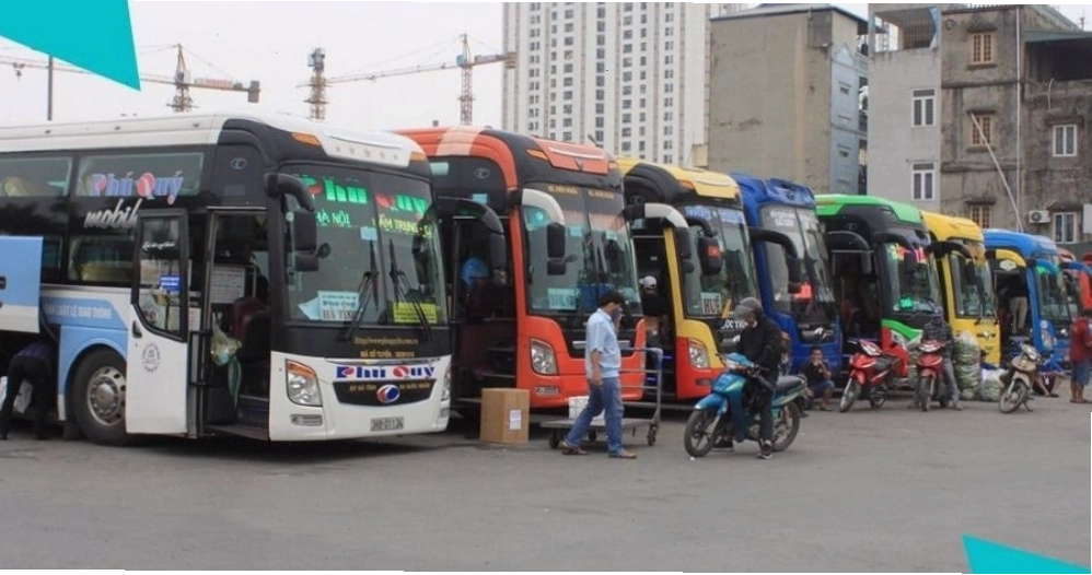 Hành khách đi xe cá nhân tại bến xe Yên Nghĩa