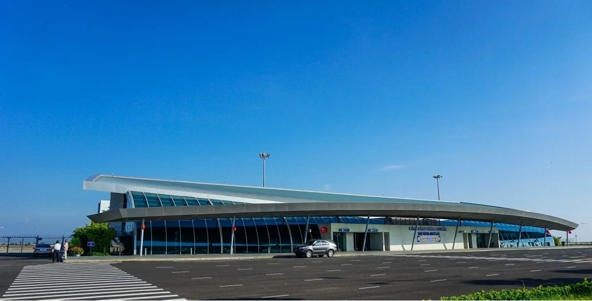 Hành khách làm thủ tục tại quầy check-in Sân bay Tuy Hòa