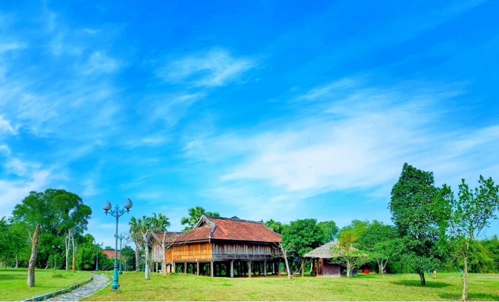 Hãy ghé các dãy nhà sàn nếu bạn muốn trải nghiệm không gian sinh hoạt truyền thống
