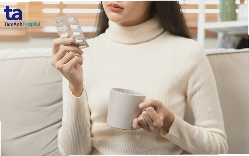 Hình ảnh bác sĩ thực hiện nội soi dạ dày cho bệnh nhân