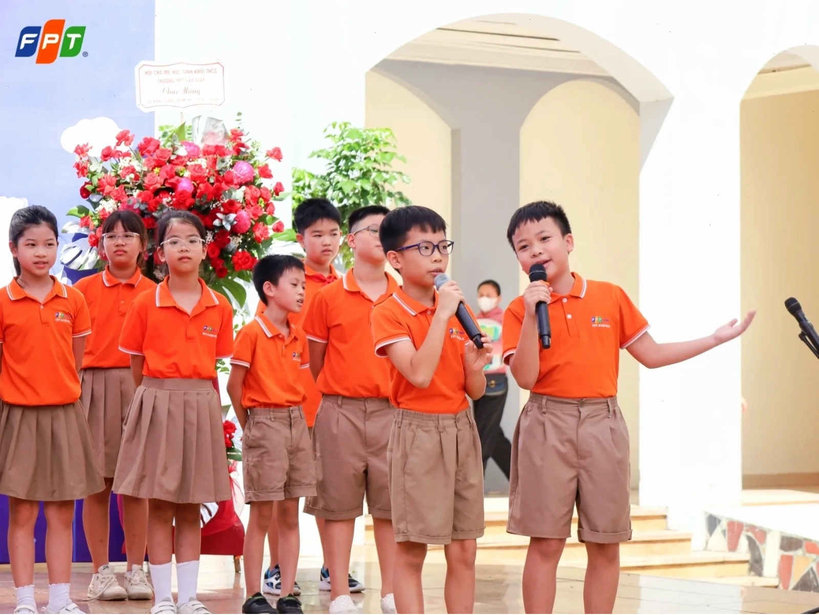 Hình ảnh biểu tượng của sự thiếu tự tin, có thể là người cúi đầu hoặc dấu hỏi lớn
