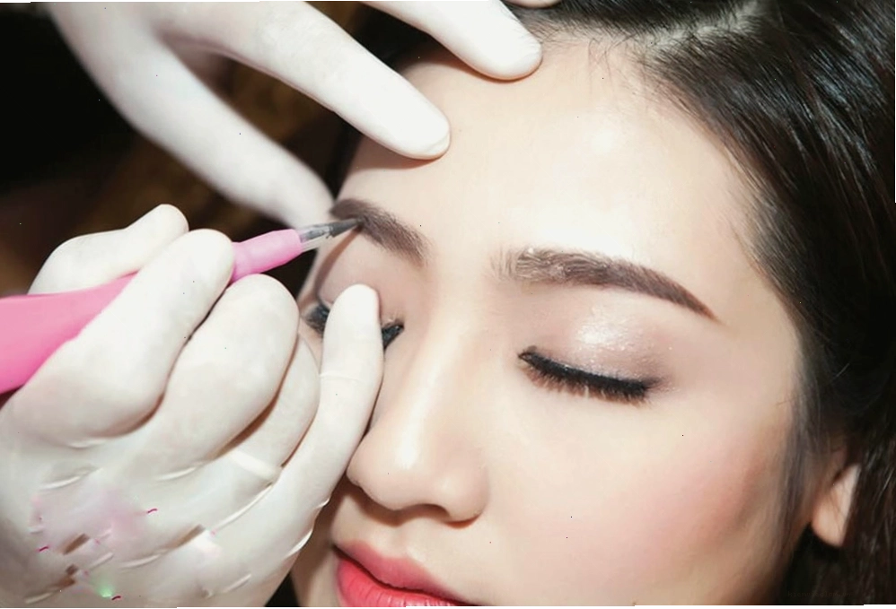 Hình ảnh minh họa rủi ro của phun xăm chân mày, có thể ảnh hưởng đến vùng mắt