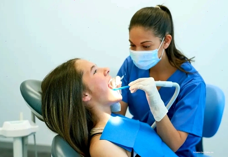 Hình ảnh minh họa tình trạng tụt nướu do lấy cao răng sai kỹ thuật