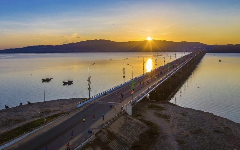 Hoàng hôn buông xuống trên một cây cầu vượt biển Việt Nam