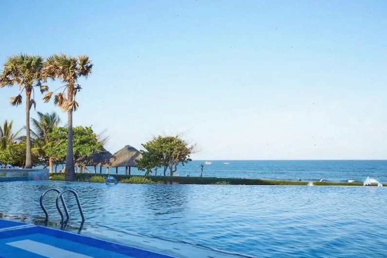 Hoạt động cắm trại bên bờ biển Hồ Cốc