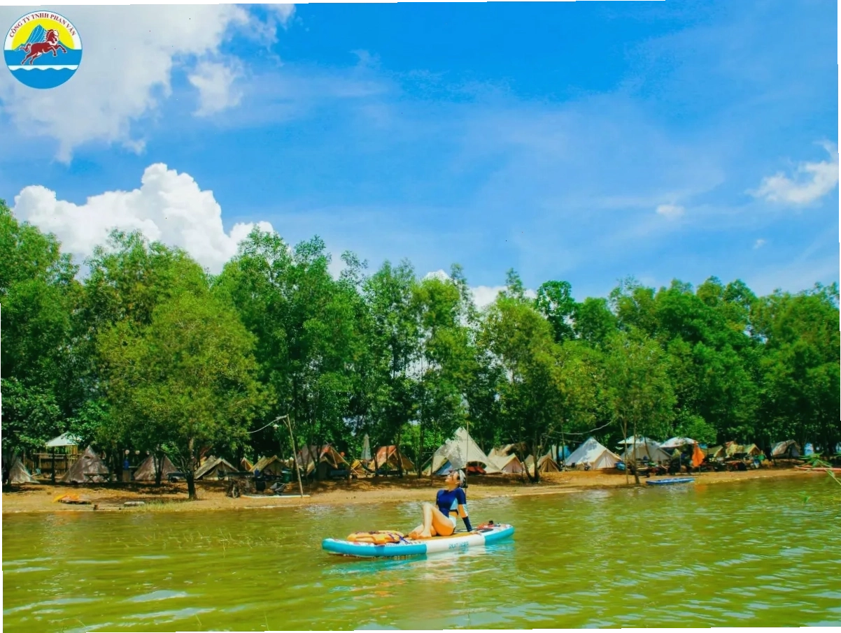 Hoạt động chèo SUP trên Hồ Trị An vào lúc bình minh