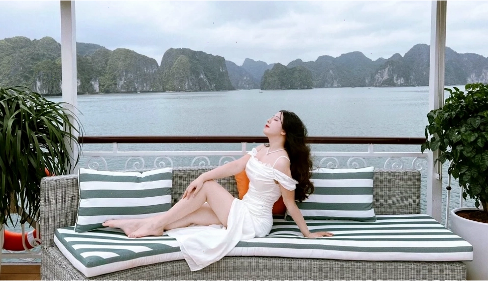 Hoạt động chèo thuyền kayak khám phá Vịnh Lan Hạ