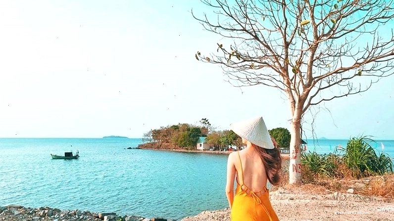 Hoạt động tắm biển tại Đảo Hải Tặc