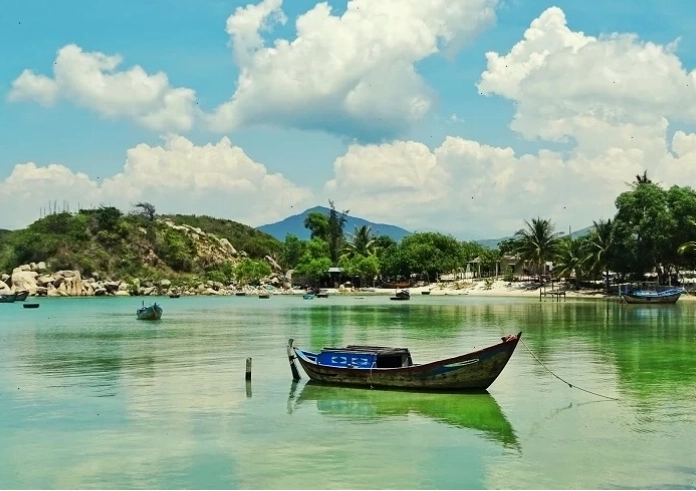 Hoạt động tắm biển và thư giãn tại Vịnh Vân Phong