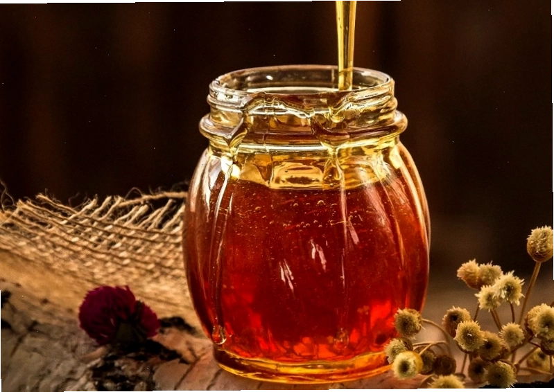 Hỗn hợp bơ nghiền và dầu oliu giúp dưỡng ẩm sâu cho môi