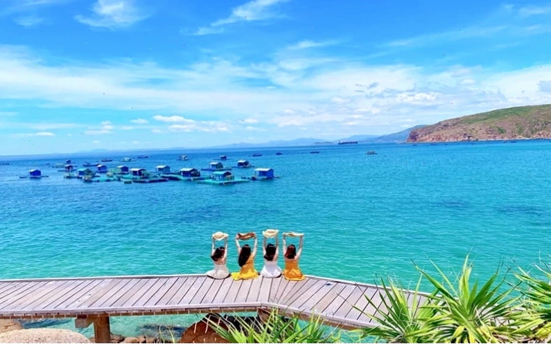 Hòn Khô Quy Nhơn là địa danh thu hút du khách bởi vẻ đẹp hoang sơ và hoạt động lặn biển