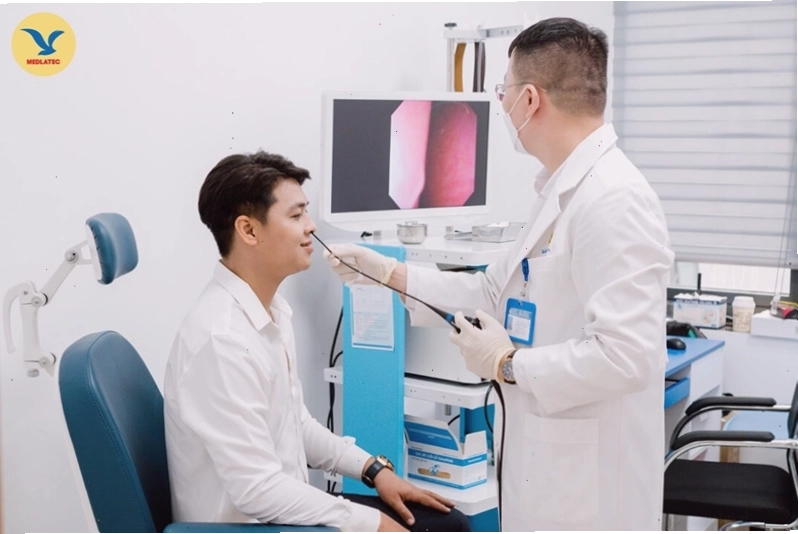 Khách hàng đang khám tai mũi họng tại bệnh viện