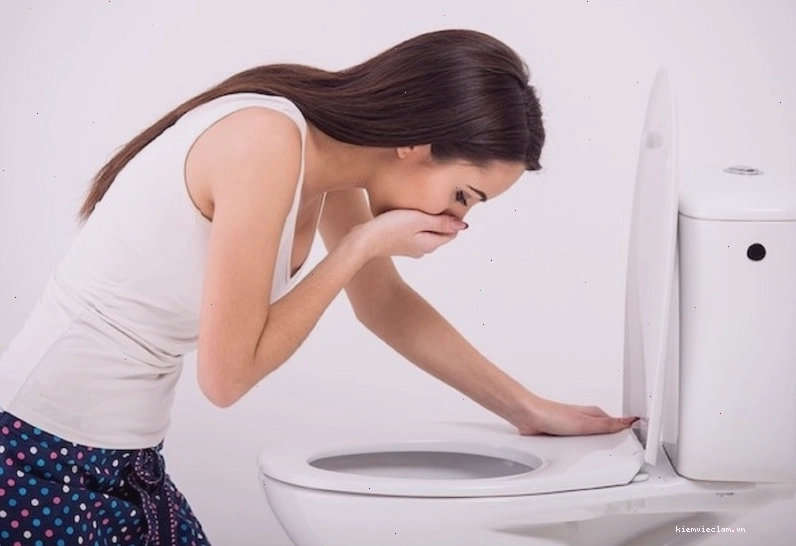 Khi bị ngộ độc thực phẩm bệnh nhân cần uống nhiều nước và nghỉ ngơi