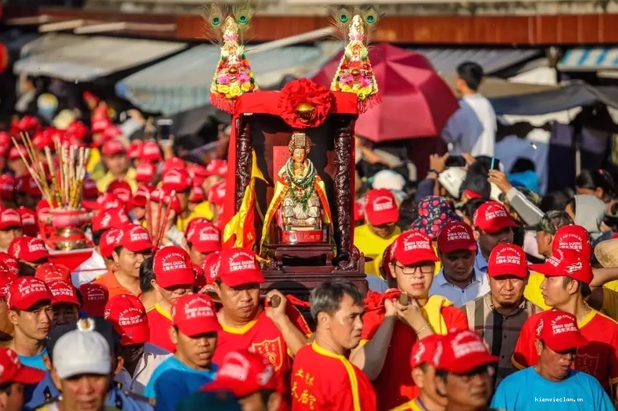 Không gian trang nghiêm bên trong Chùa Bà Thiên Hậu