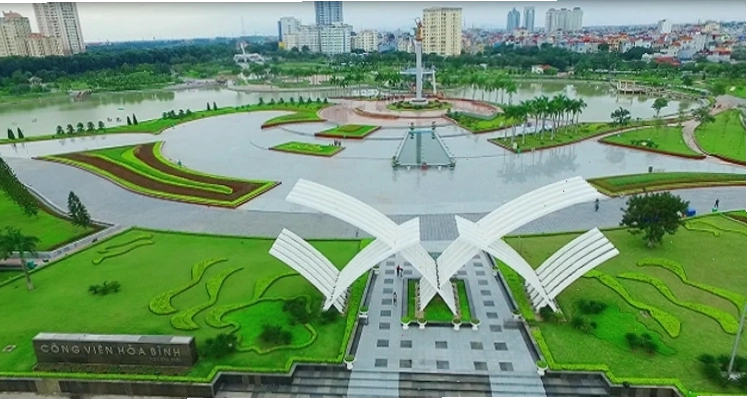 Không gian xanh mát với nhiều cây cối tại Công viên Hòa Bình