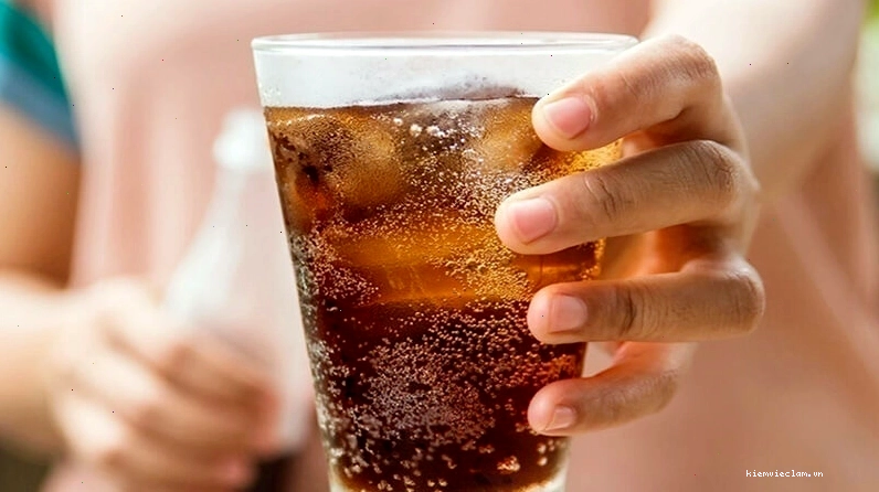 Không nên uống đồ uống có ga khi bị đau bụng kinh
