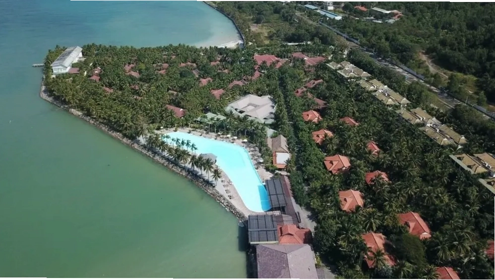 Khu nghỉ dưỡng Diamond Bay Resort & Spa gần bãi Nhũ Tiên