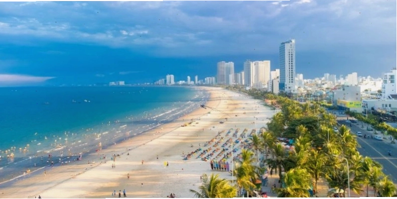 Khu vực hồ bơi ngoài trời tại Paracel Danang Beach Hotel