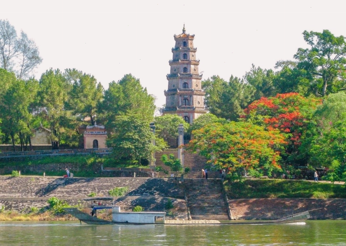 Khung cảnh thơ mộng bên chùa Thiên Mụ nhìn ra sông Hương