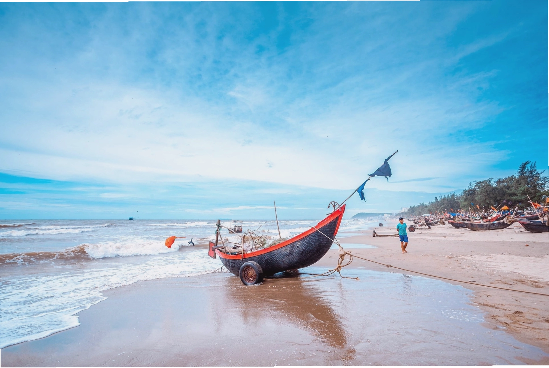 Khung cảnh thơ mộng tại biển Tiên Trang với cát trắng và nước biển trong xanh