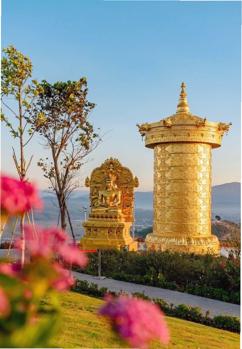 Khung cảnh yên bình bao quanh Đại Bảo Tháp Kinh Luân