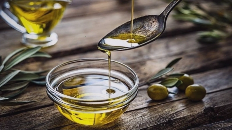 Làm đẹp da mặt bằng dầu oliu giúp dưỡng ẩm sâu và chống lão hóa