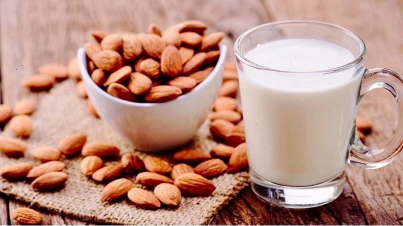 Làm hồng nhũ hoa bằng dầu hạnh nhân và sữa tươi