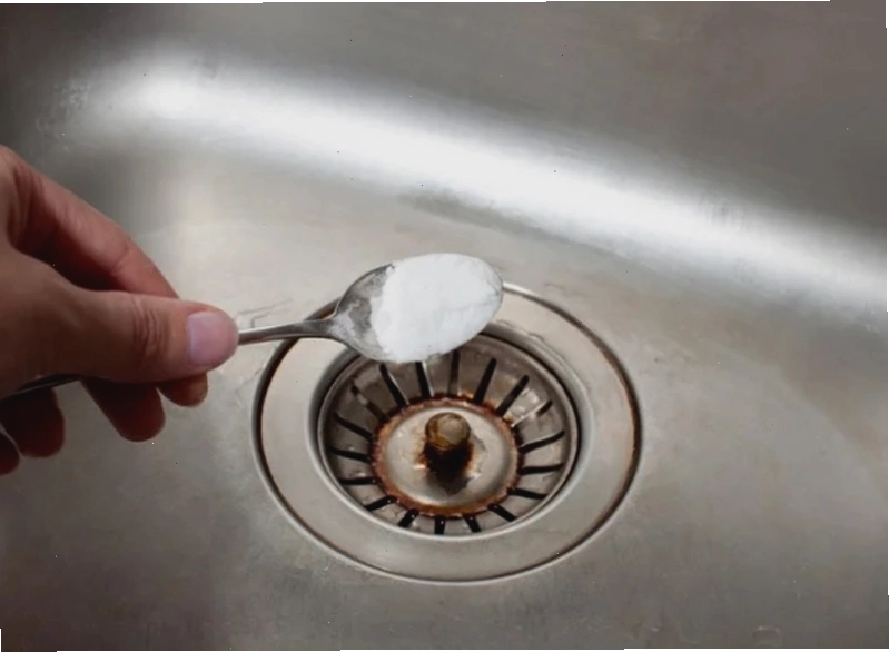 Làm sáng inox bị rỉ bằng hỗn hợp baking soda và giấm