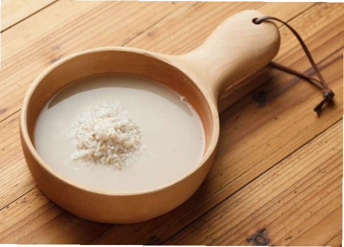 Làm trắng da chân hiệu quả với nước vo gạo tại nhà