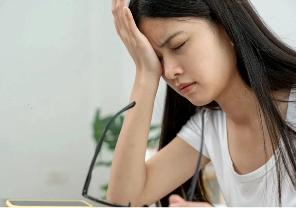 Làn da xanh xao nhợt nhạt do thức khuya kéo dài