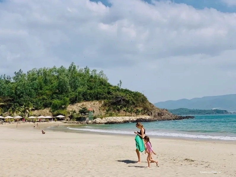 Làn nước biển xanh ngọc trong vắt tại bãi biển Nhũ Tiên