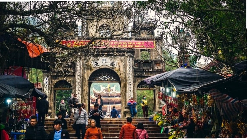 Lễ hội Chùa Hương kéo dài từ tháng Giêng đến tháng 3 âm lịch hàng năm