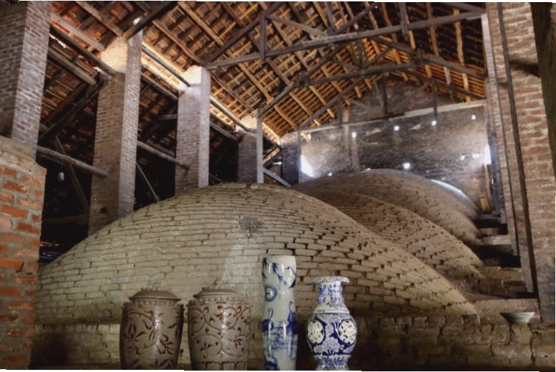 Lò bầu cổ tại làng gốm Bát Tràng