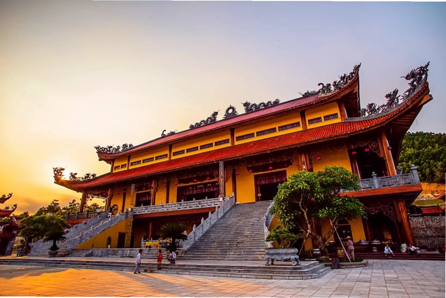 Lối lên Chùa Ba Vàng với bậc thang và hàng cây xanh mát
