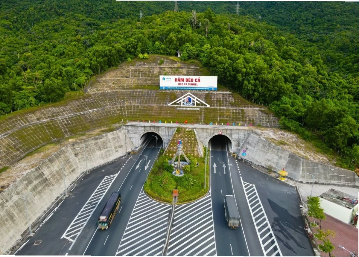 Lối vào hầm đèo Cả hiện đại, rút ngắn hành trình qua núi