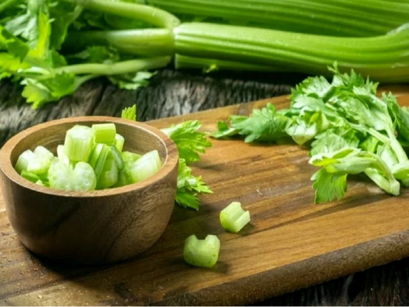 Ly nước ép cần tây tươi ngon kết hợp cùng các loại trái cây khác