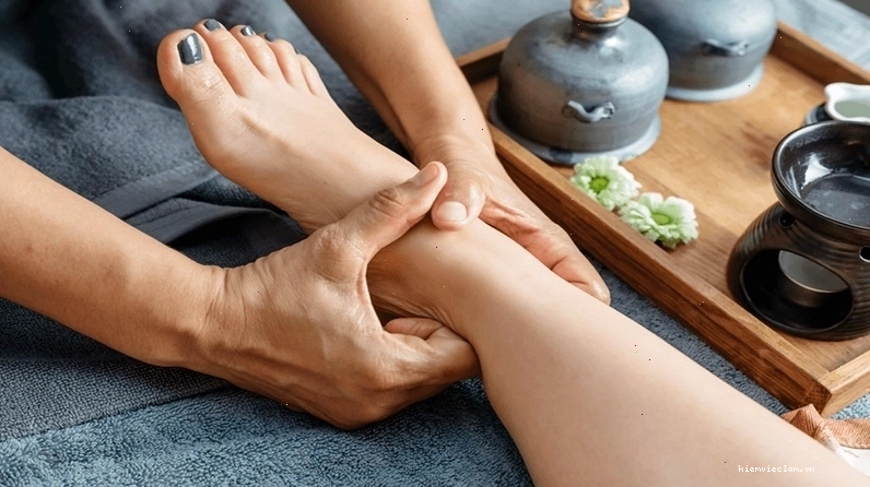 Massage chân giảm đau