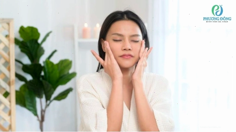 Massage nhẹ nhàng quanh mắt hỗ trợ tan máu bầm