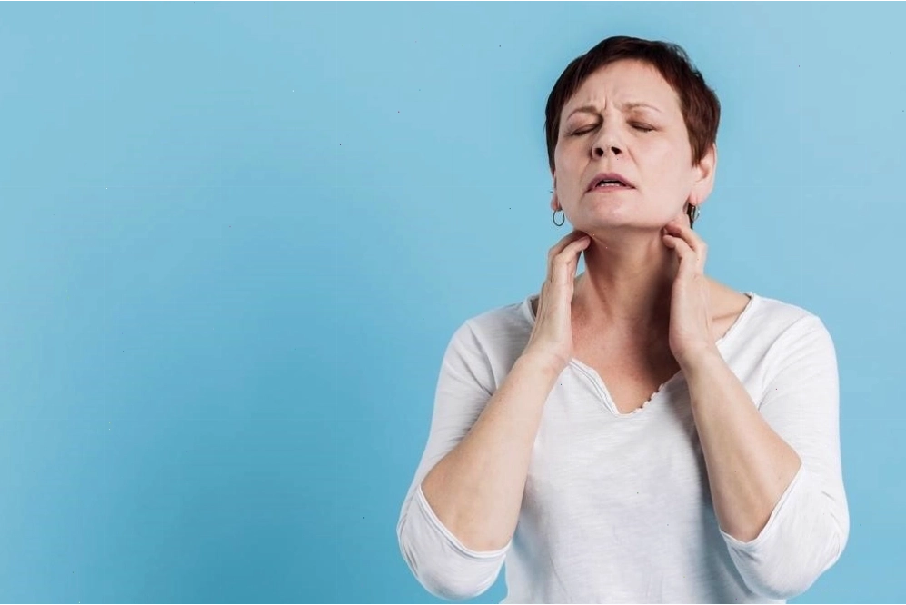 Massage nhẹ nhàng vùng cổ giúp giảm vẹo cổ