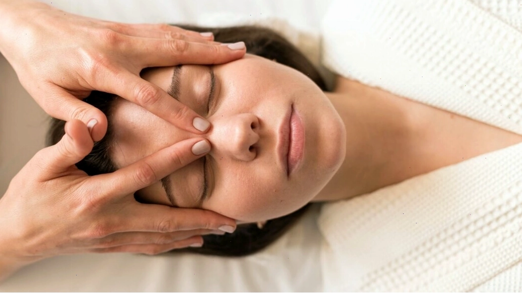 Massage vùng da dưới mắt giúp giảm quầng thâm và bọng mắt