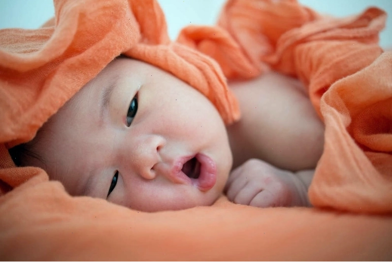 Mắt trẻ sơ sinh có thể nhìn rõ khuôn mặt mẹ ở khoảng cách gần