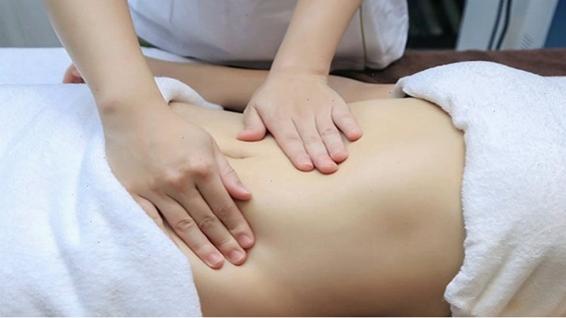 Mát xa bụng nhẹ nhàng giúp giảm đau bụng kinh