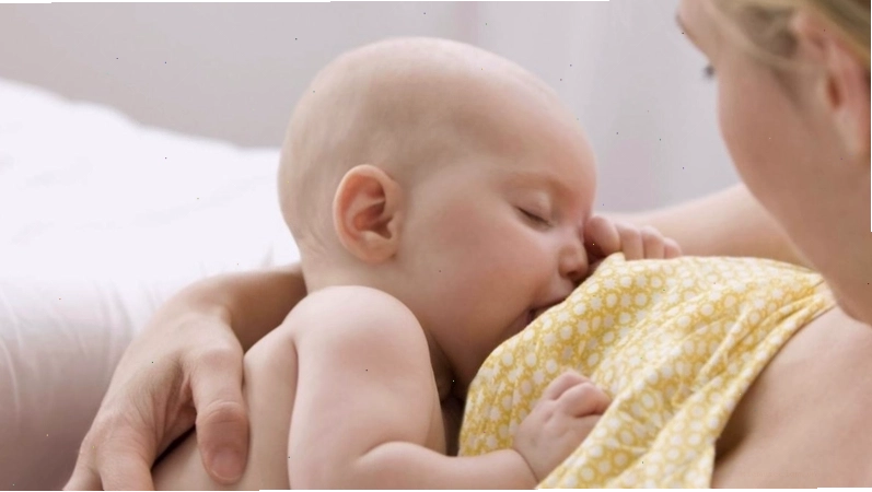 Mẹ cho bé bú luân phiên hai bên để sữa về đều