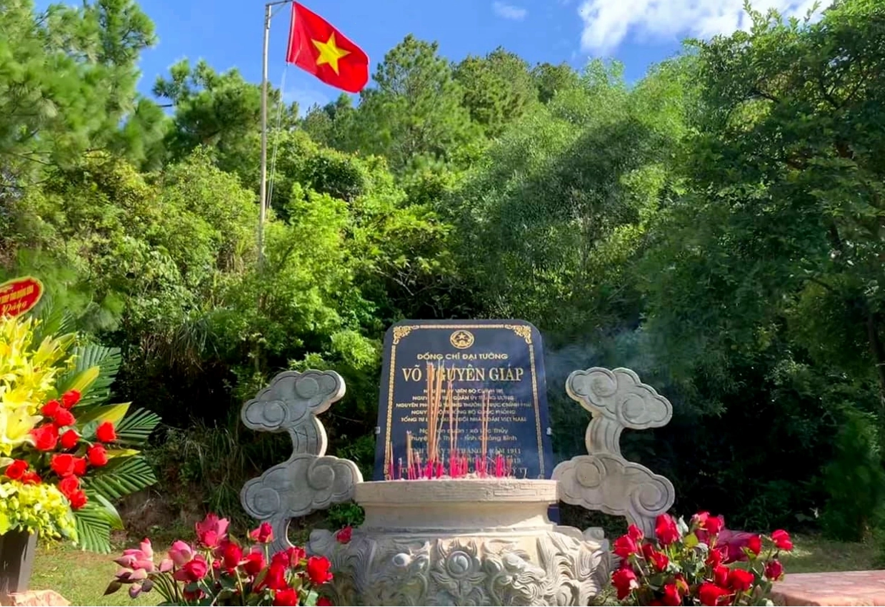 Mộ Đại tướng Võ Nguyên Giáp nhìn từ xa với khung cảnh hùng vĩ của biển trời Quảng Bình