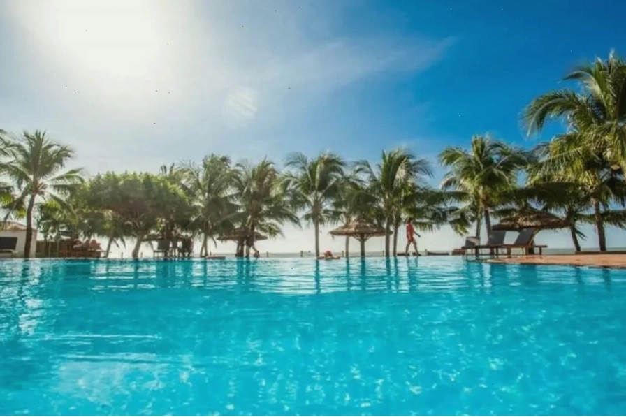 Một resort đẹp tại Mũi Né với hồ bơi và view biển
