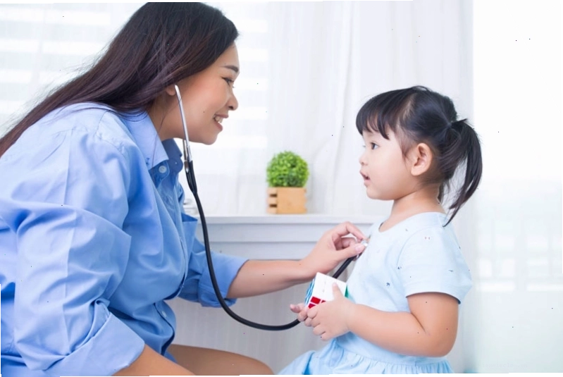 Nên tham vấn bác sĩ, chuyên gia trước khi áp dụng các mẹo chữa quai bị ở trẻ em