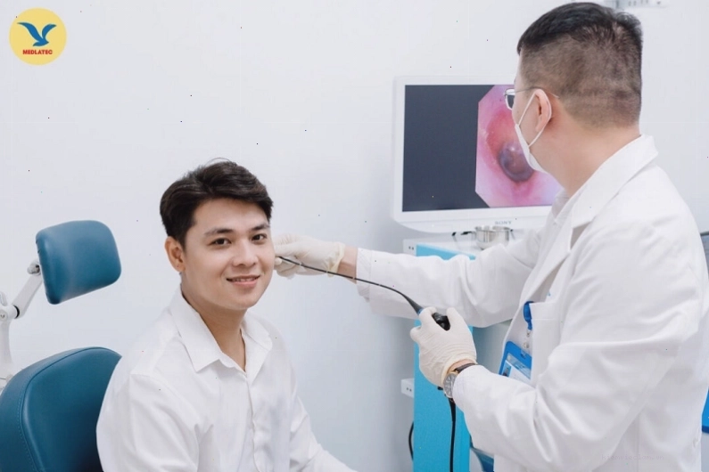 Người bệnh cần đi khám sớm khi viêm tai giữa kèm sốt cao, đau tai dữ dội hoặc chảy mủ tai