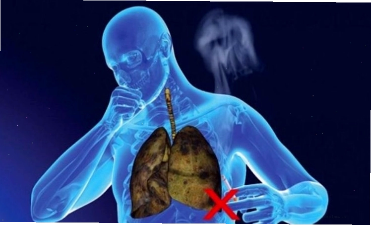 Người đàn ông đang hút thuốc lá, khói thuốc lan tỏa xung quanh